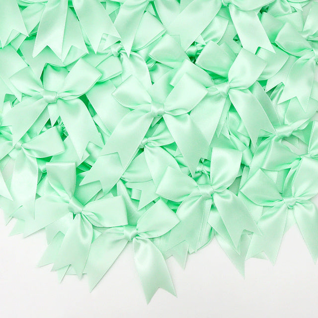 Pacchetti regalo con fiocchi in nastro di raso