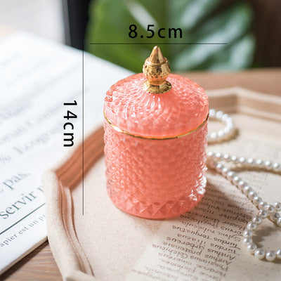 Luxuriöses, fein geschliffenes Glasgefäß mit goldenem Spitzenverschluss. 