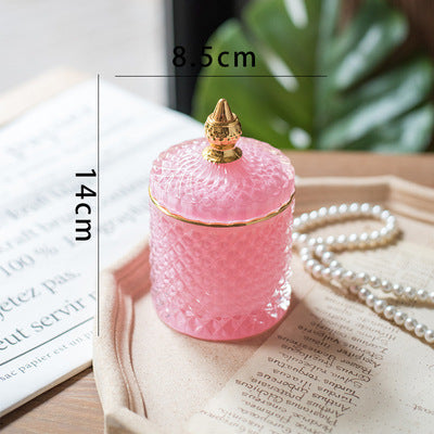 Luxuriöses, fein geschliffenes Glasgefäß mit goldenem Spitzenverschluss. 