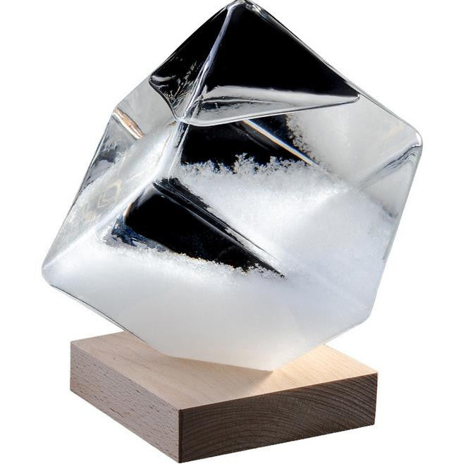 Cubi d'acqua in bottiglia di vetro, tempesta di goccioline