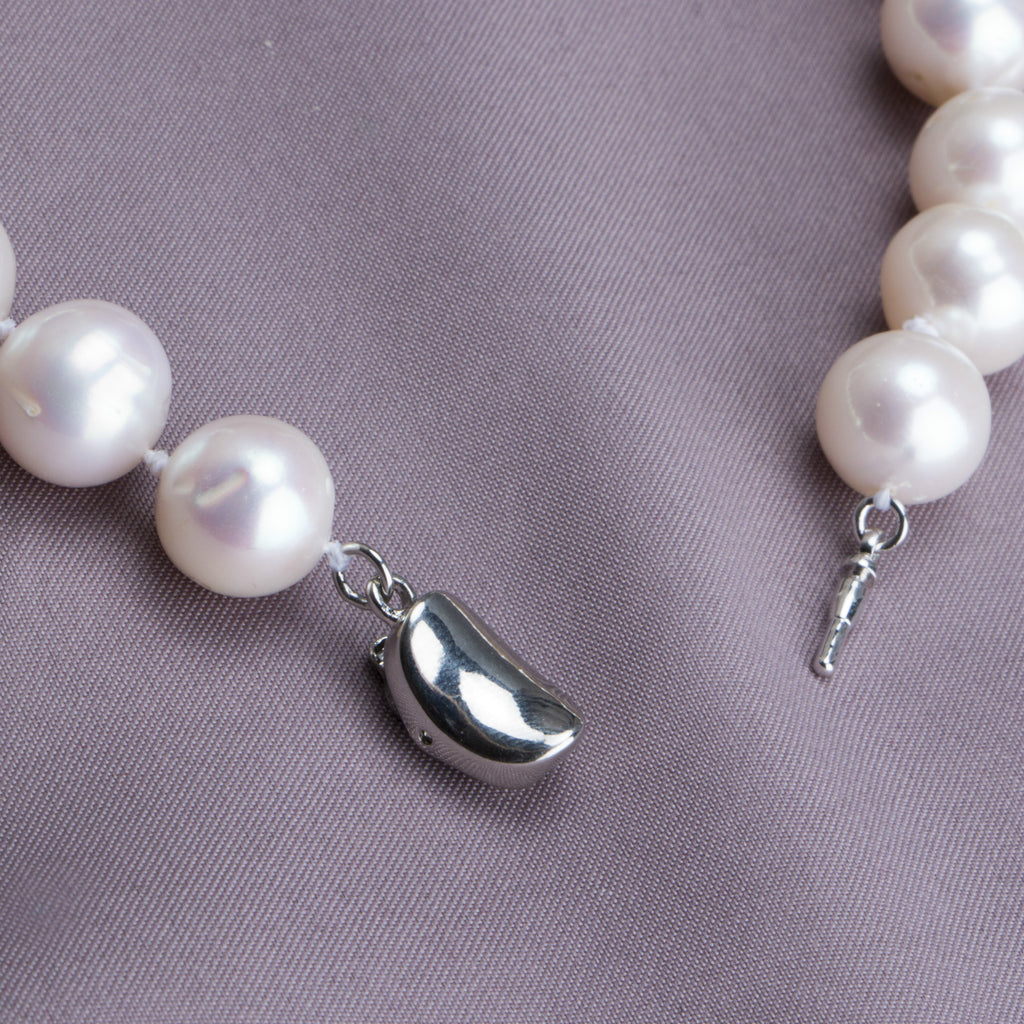 Collana classica con perle d'acqua dolce a forma di catena madre.