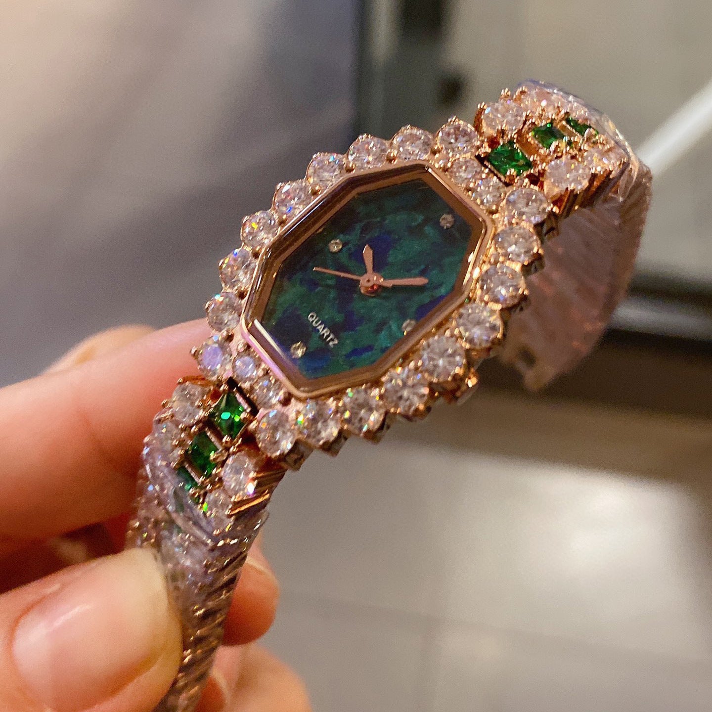 Orologio da donna con quadrante a botte di vino, completamente in diamanti, verde