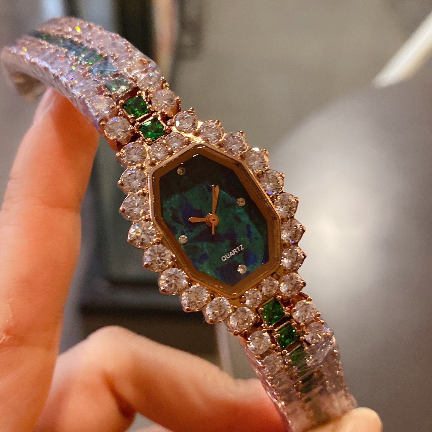 Orologio da donna con quadrante a botte di vino, completamente in diamanti, verde