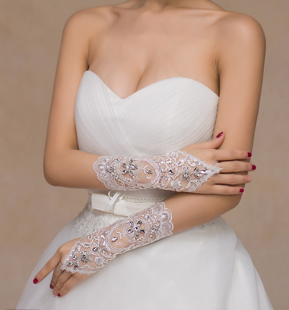 Guantes de boda bordados en raso.
