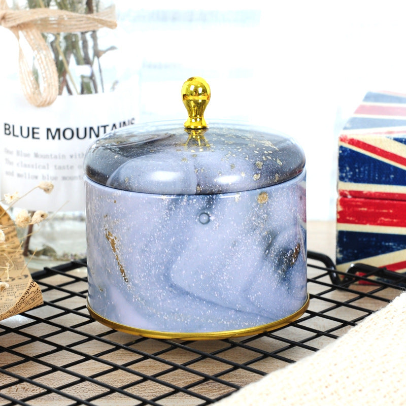 Wunderschön gestaltete runde Blechgefäße.