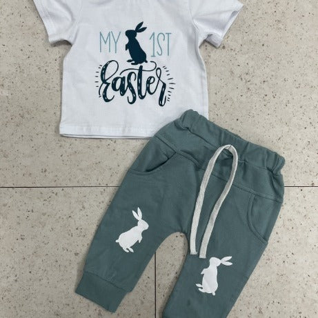 Kurzarmanzug mit Osterhasen-Print