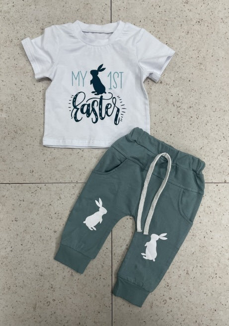 Kurzarmanzug mit Osterhasen-Print