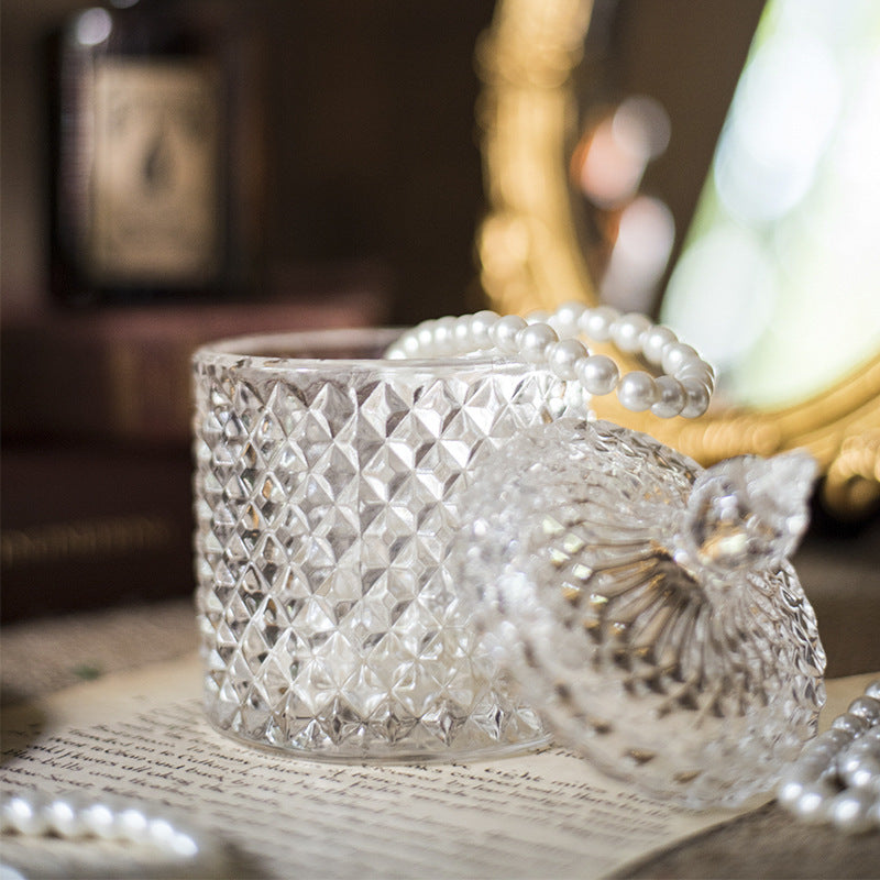 Luxuriöses, fein geschliffenes Glasgefäß mit goldenem Spitzenverschluss. 