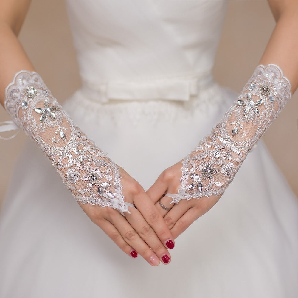 Guantes de boda bordados en raso.