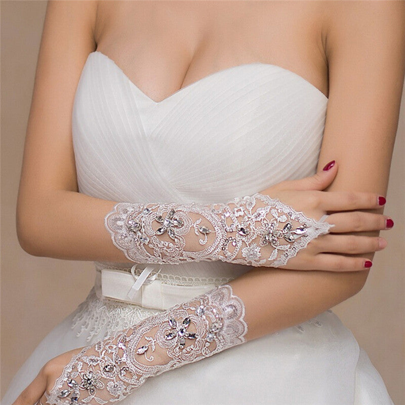 Guantes de boda bordados en raso.