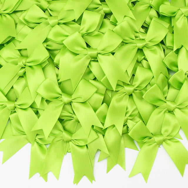 Pacchetti regalo con fiocchi in nastro di raso