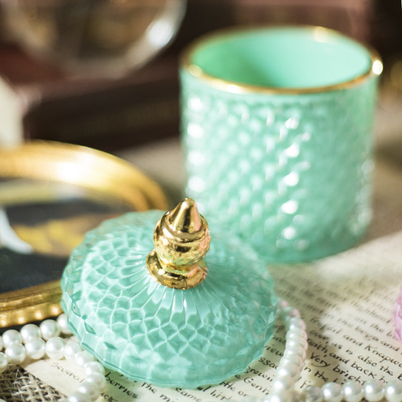 Luxuriöses, fein geschliffenes Glasgefäß mit goldenem Spitzenverschluss. 