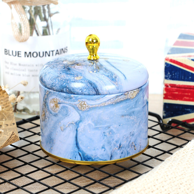 Wunderschön gestaltete runde Blechgefäße.