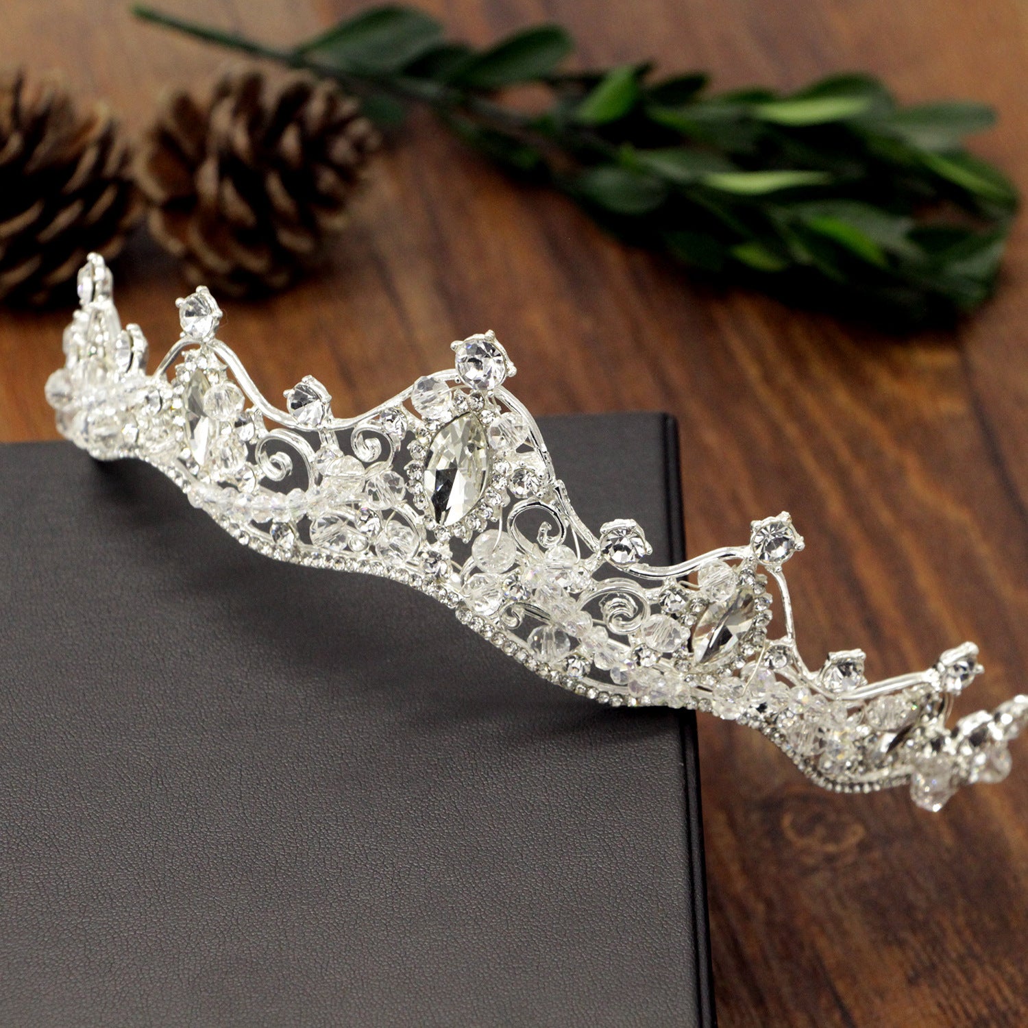 Corona nuziale a cerchio, realizzata a mano dalla sposa.