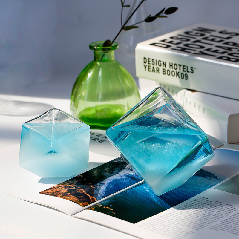 Cubi d'acqua in bottiglia di vetro, tempesta di goccioline