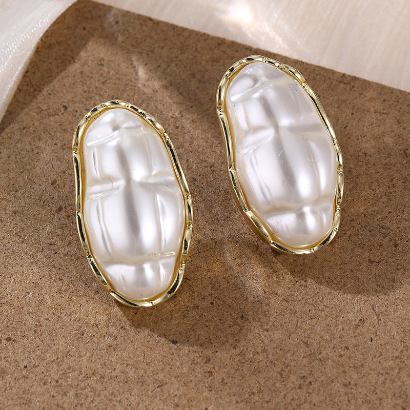 Eleganti orecchini di perle dolci.