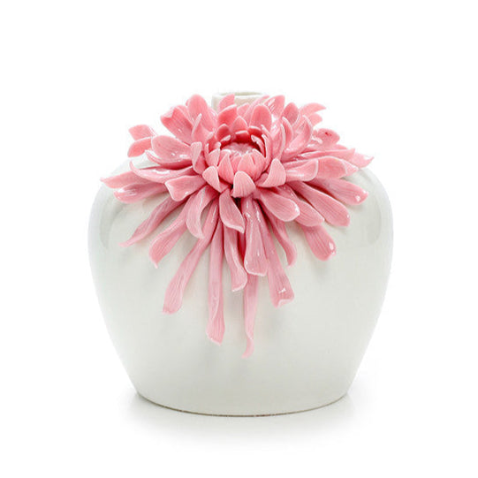 Crisantemi rosa illuminano le decorazioni di lusso per la stanza dei modelli