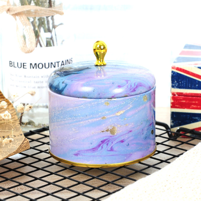 Wunderschön gestaltete runde Blechgefäße.