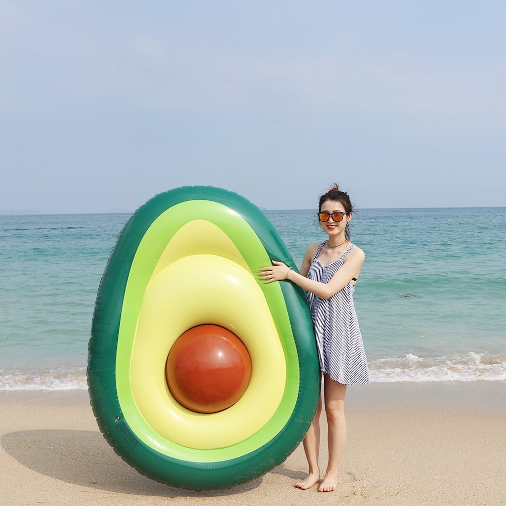 Anello gonfiabile gigante per piscina a forma di avocado.