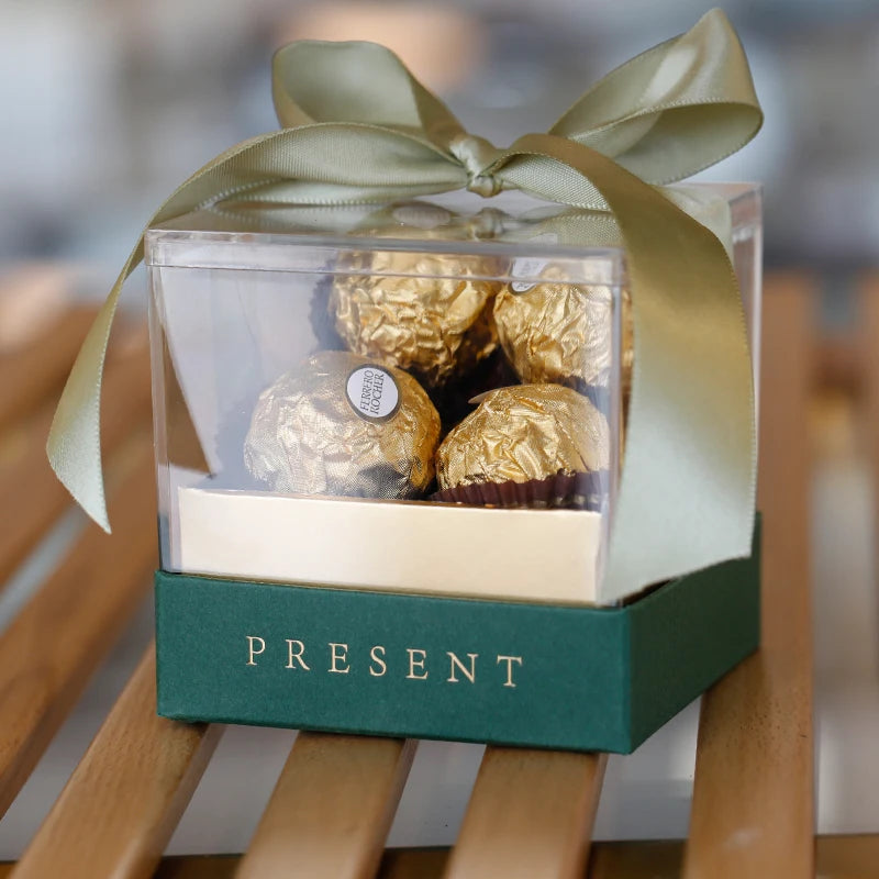 Scatola regalo in acrilico con nastro trasparente.