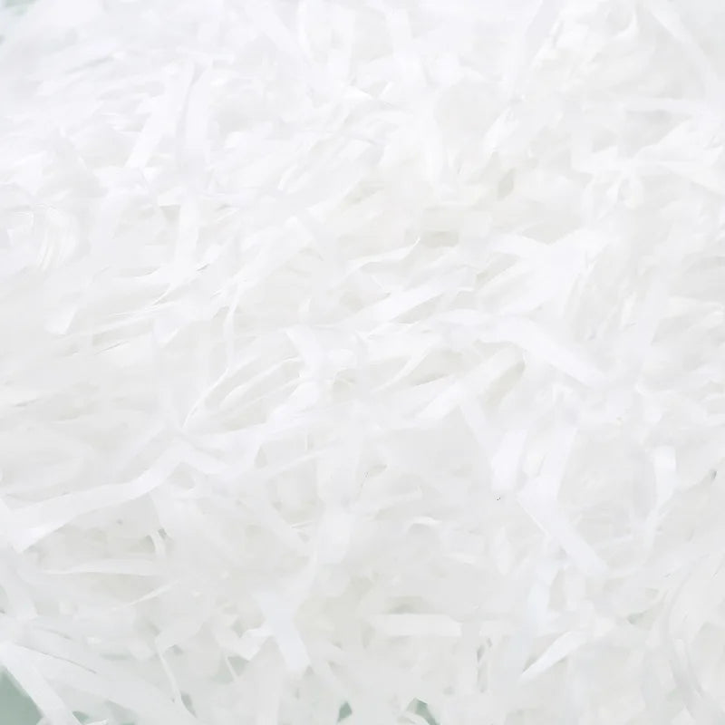 Riempimento per scatole regalo di caramelle in carta crespa triturata color rafia.