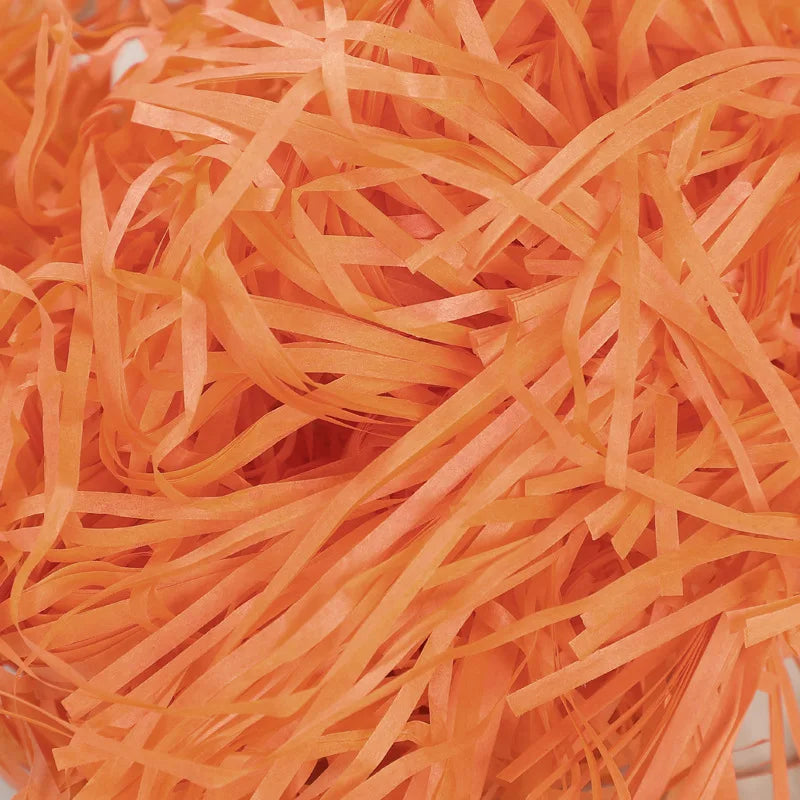 Riempimento per scatole regalo di caramelle in carta crespa triturata color rafia.