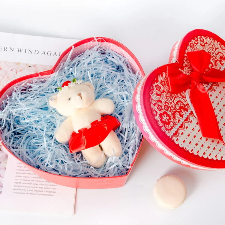 Riempimento per scatole regalo di caramelle in carta crespa triturata color rafia.