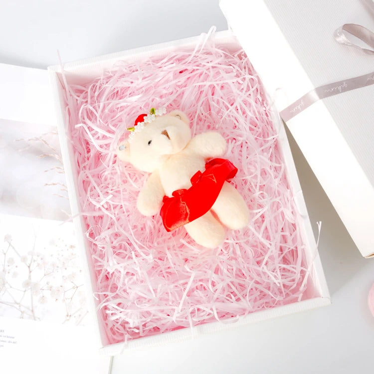 Riempimento per scatole regalo di caramelle in carta crespa triturata color rafia.