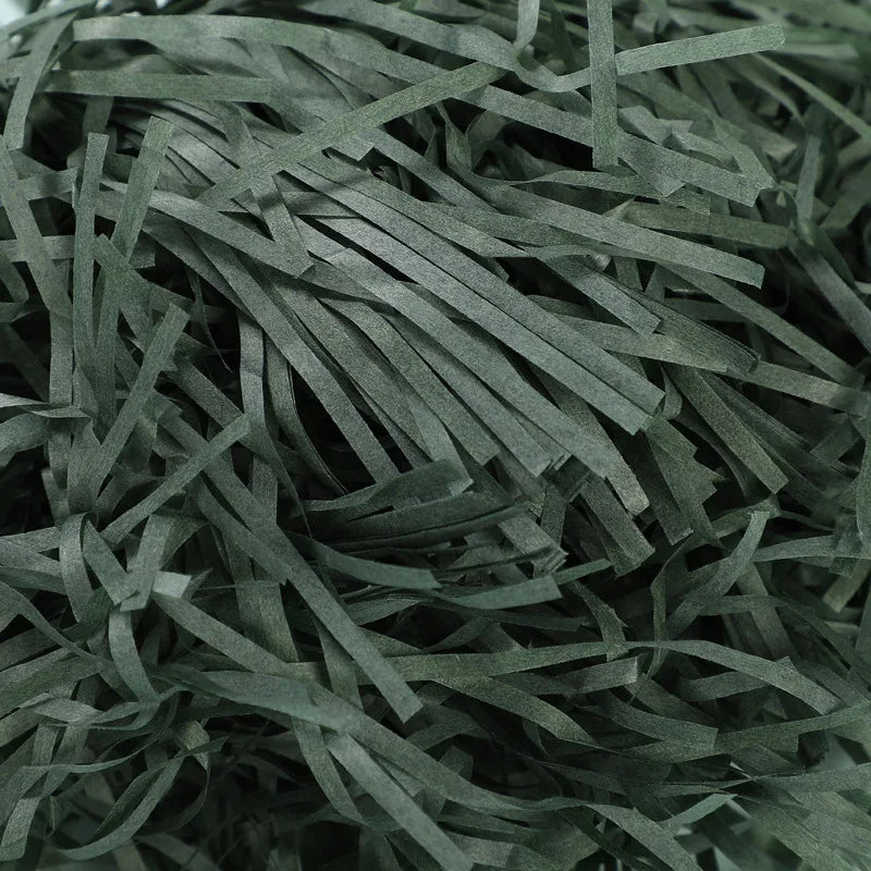 Riempimento per scatole regalo di caramelle in carta crespa triturata color rafia.