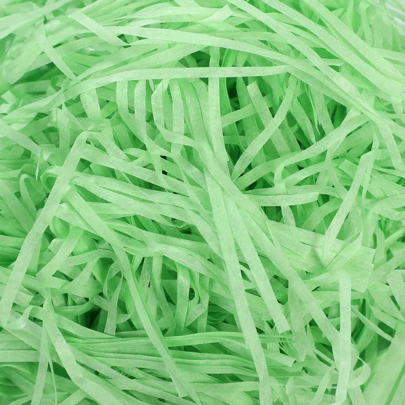 Riempimento per scatole regalo di caramelle in carta crespa triturata color rafia.