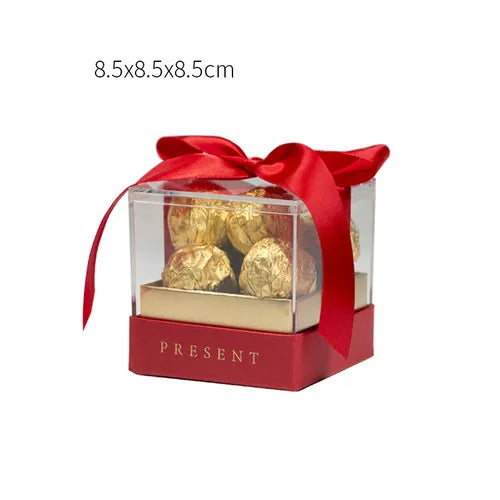Scatola regalo in acrilico con nastro trasparente.