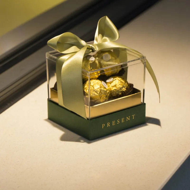Scatola regalo in acrilico con nastro trasparente.