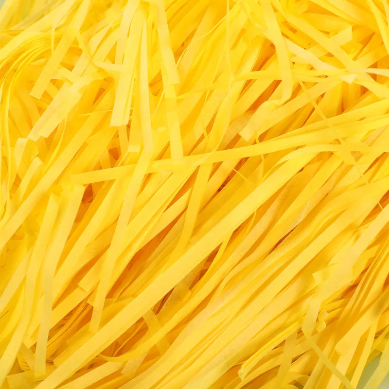 Riempimento per scatole regalo di caramelle in carta crespa triturata color rafia.