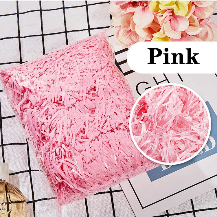 Riempimento per scatole regalo di caramelle in carta crespa triturata color rafia.