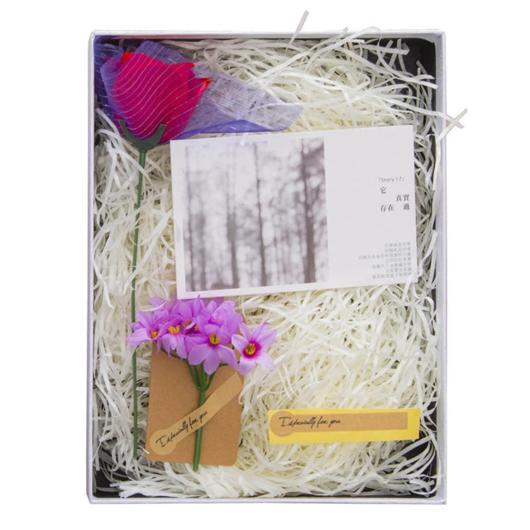 Riempimento per scatole regalo di caramelle in carta crespa triturata color rafia.