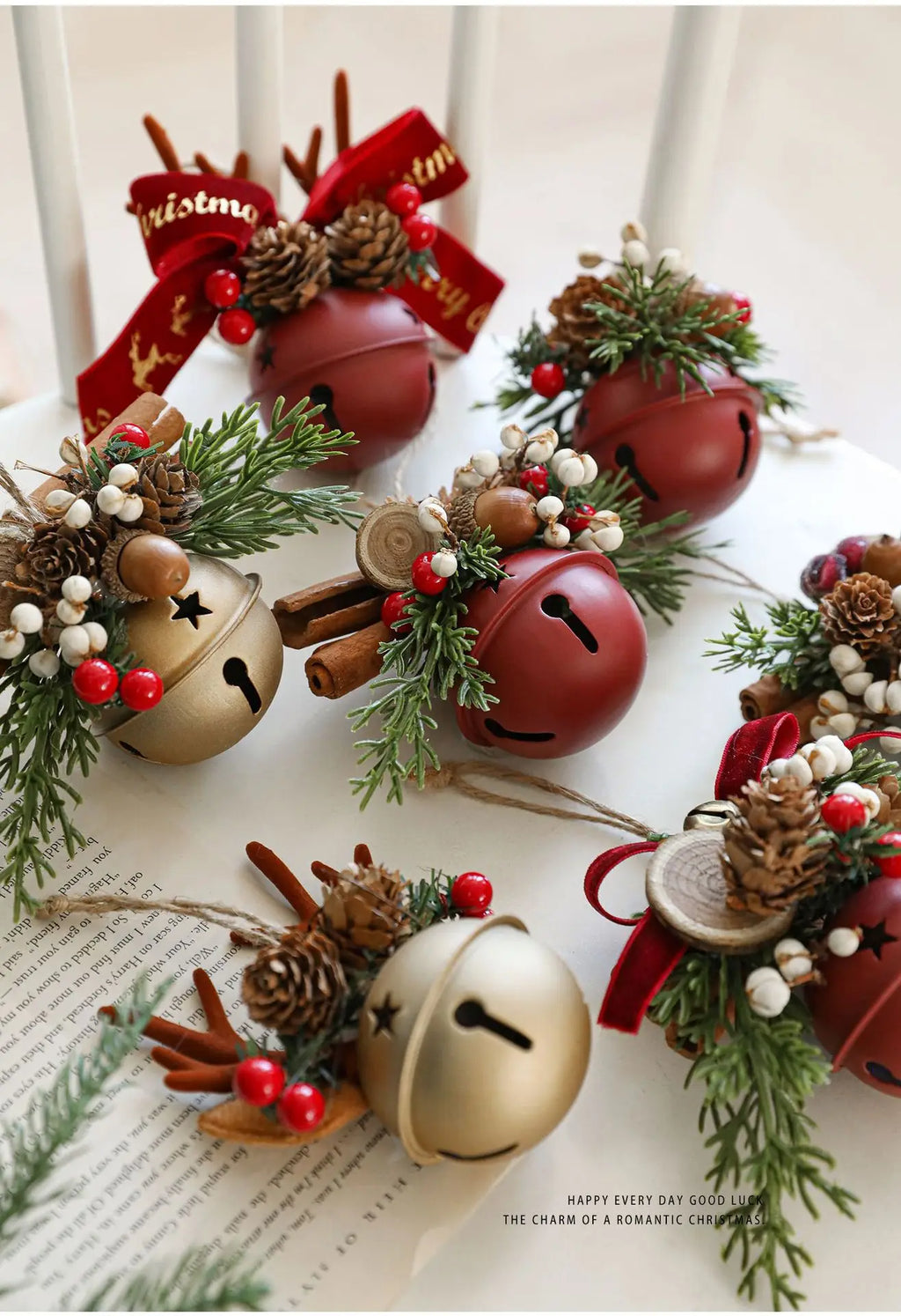 Campanas de Navidad, astas, lazos, piñas, árbol de Navidad.