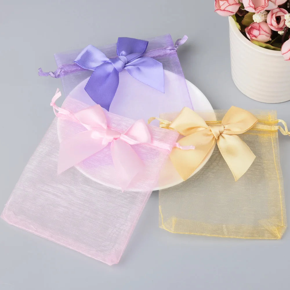 Sacchetto regalo in organza con coulisse e fiocco.