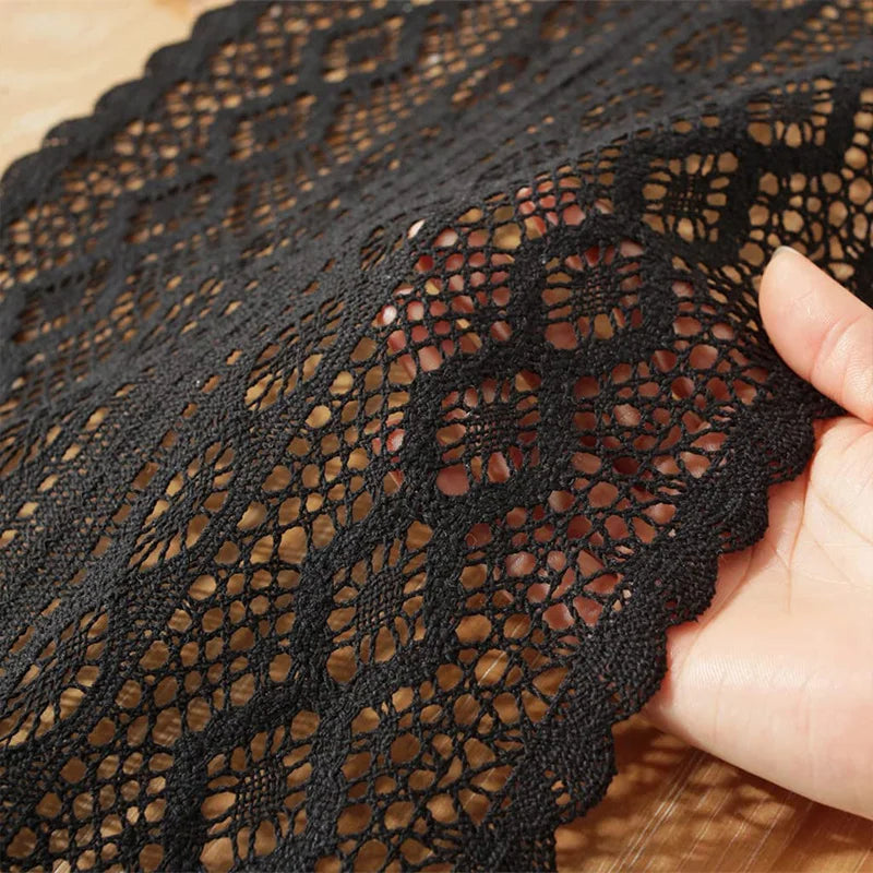 Camino de mesa de encaje de crochet en tejido mezclado de algodón con borlas.