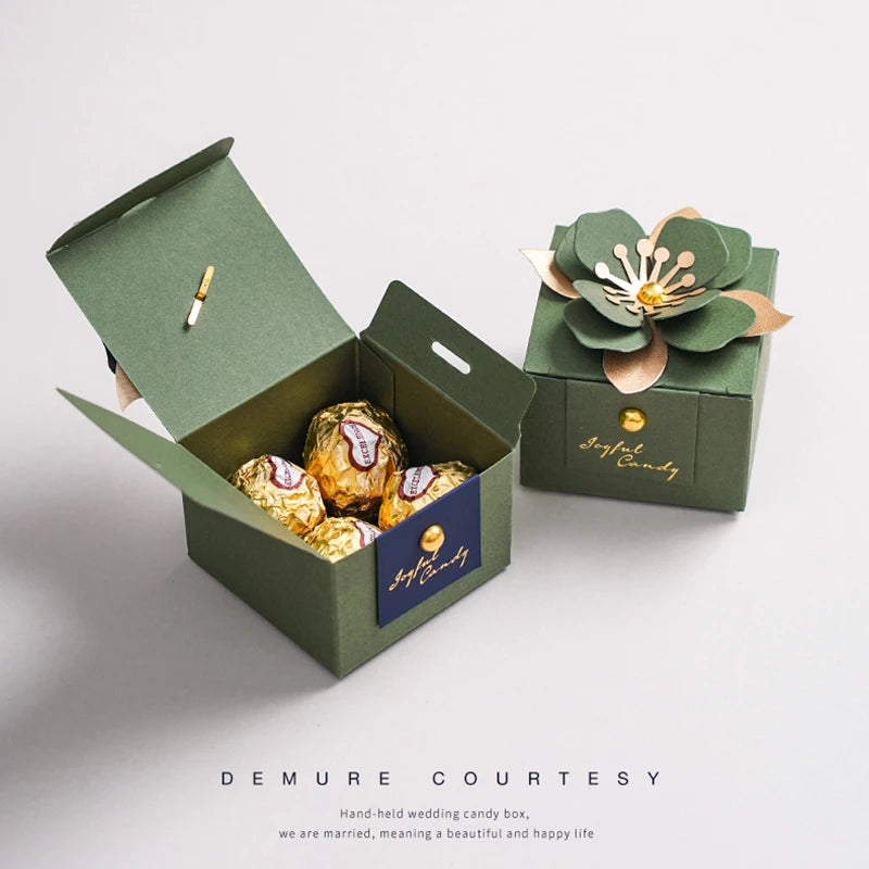 Scatola portaconfetti per matrimonio, verde, creativa, quadrata, personalizzata con fiori.