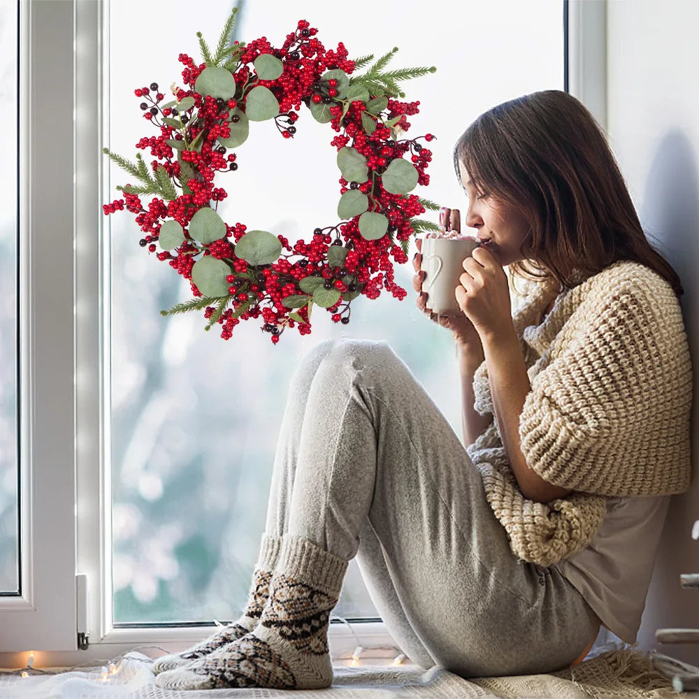 Corona navideña de frutos rojos para puerta de entrada exterior, hecha a mano.