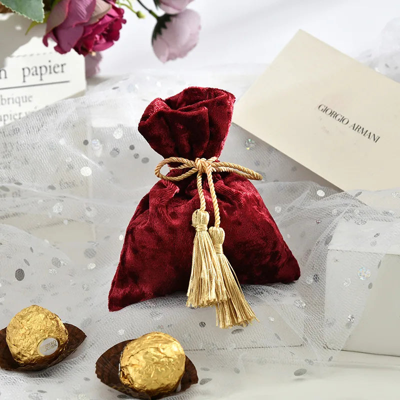 Borsa in velluto con coulisse e nappa.