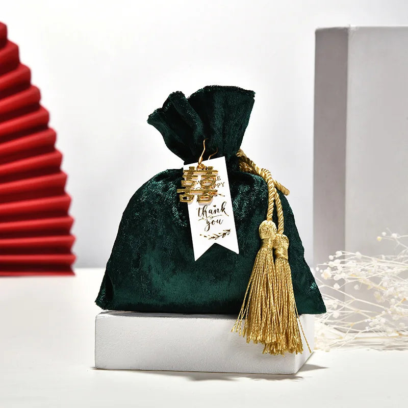 Borsa in velluto con coulisse e nappa.