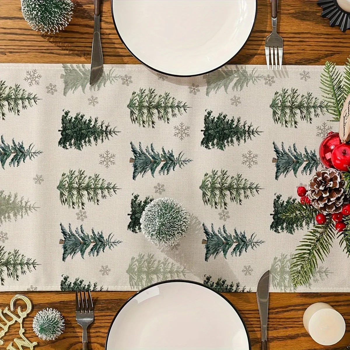 Runner da tavola natalizio rettangolare con motivo di alberi e fiocchi di neve.