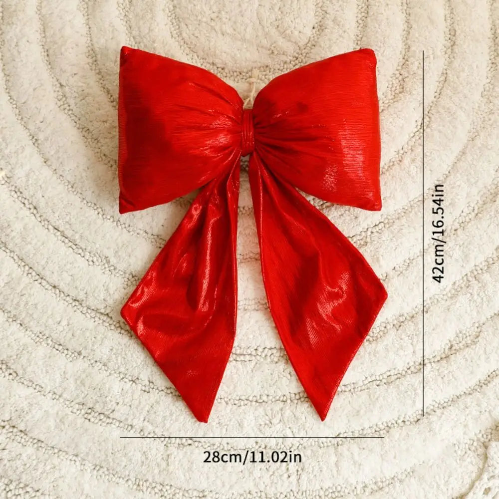 Decorazione natalizia con fiocchi rossi di grandi dimensioni per la punta dell'albero.