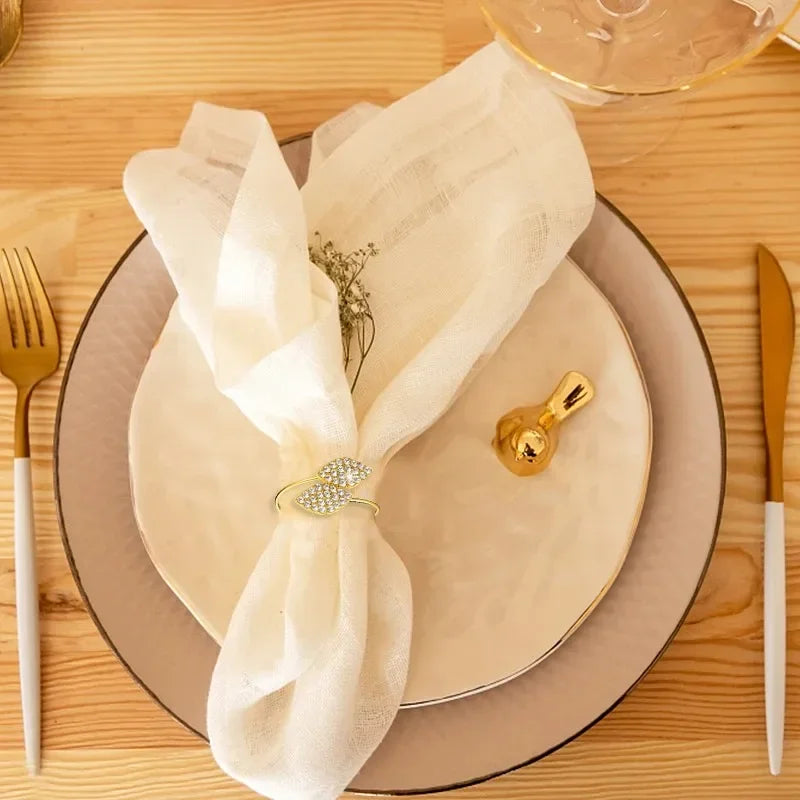Anillos de servilleta con hojas, elegante decoración de mesa con hojas doradas y plateadas.
