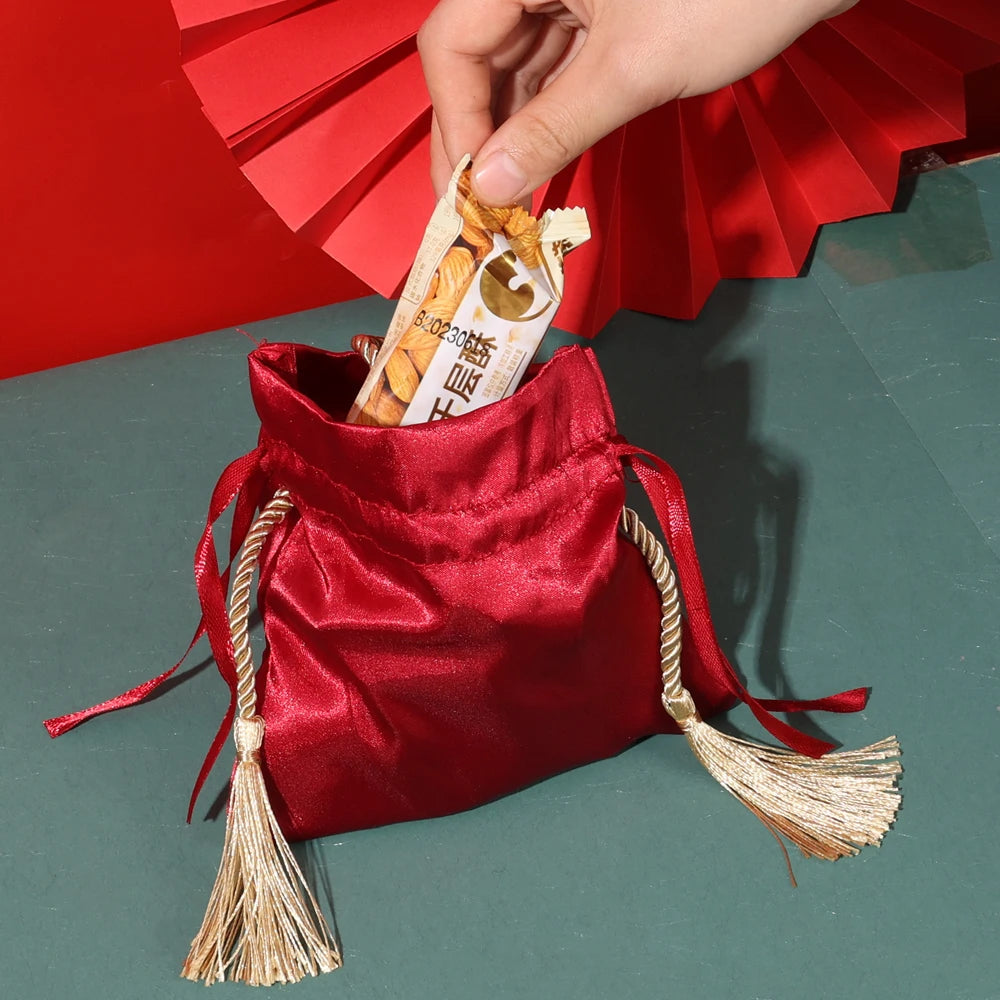 Sacchetto di stoffa con coulisse per i regali degli ospiti delle nozze, colore rosso.