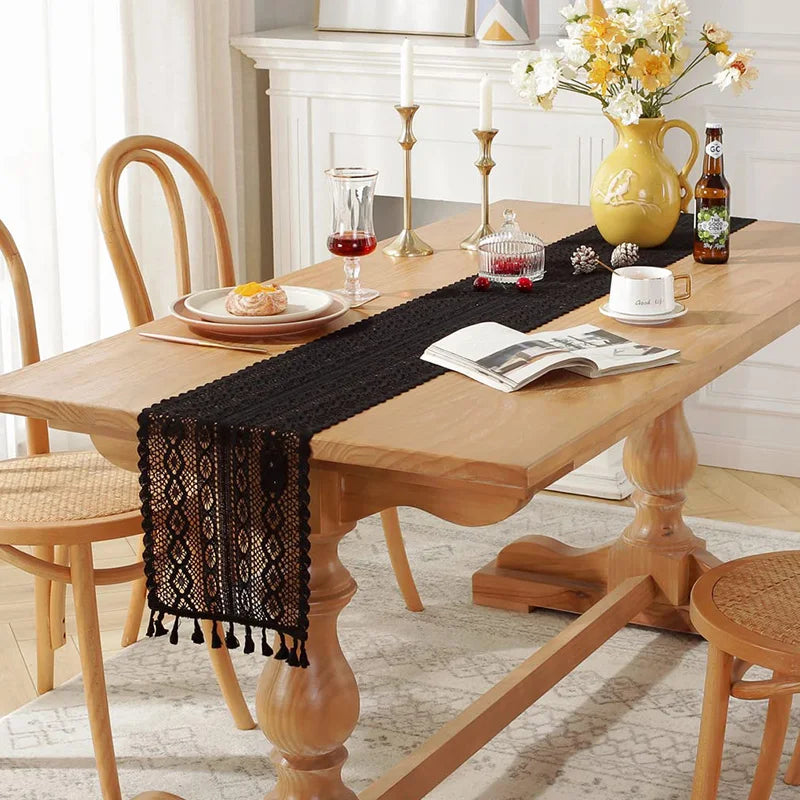 Camino de mesa de encaje de crochet en tejido mezclado de algodón con borlas.