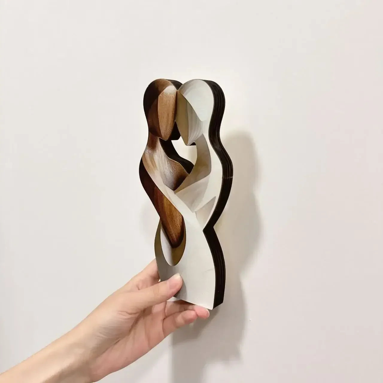 Statua di coppia in legno, elegante e piatta, per un arredamento moderno.