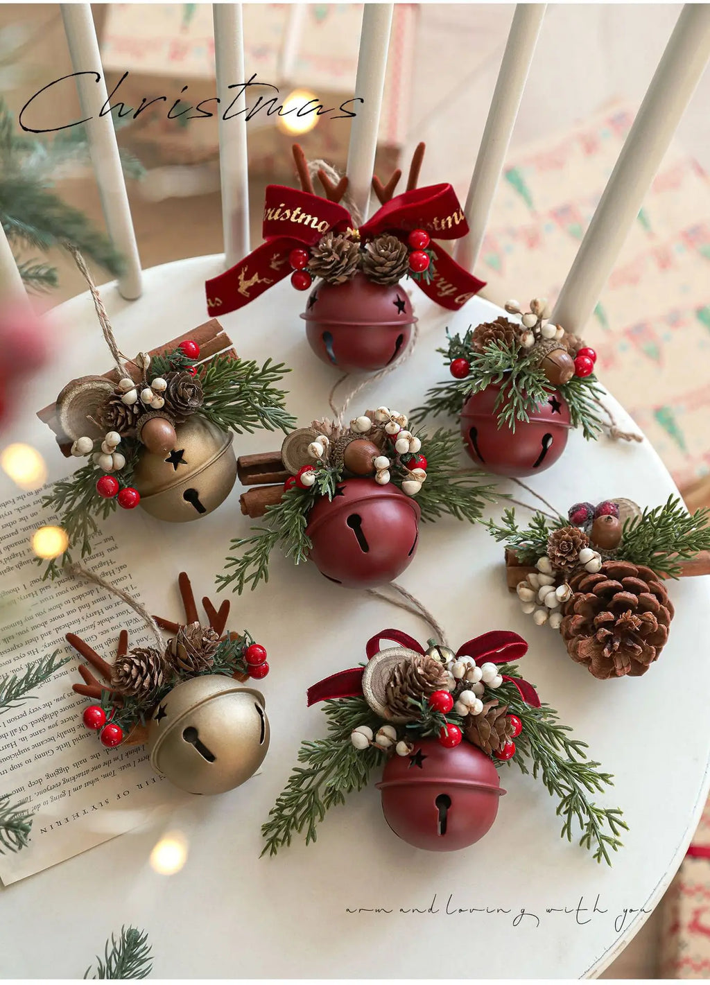 Campanas de Navidad, astas, lazos, piñas, árbol de Navidad.
