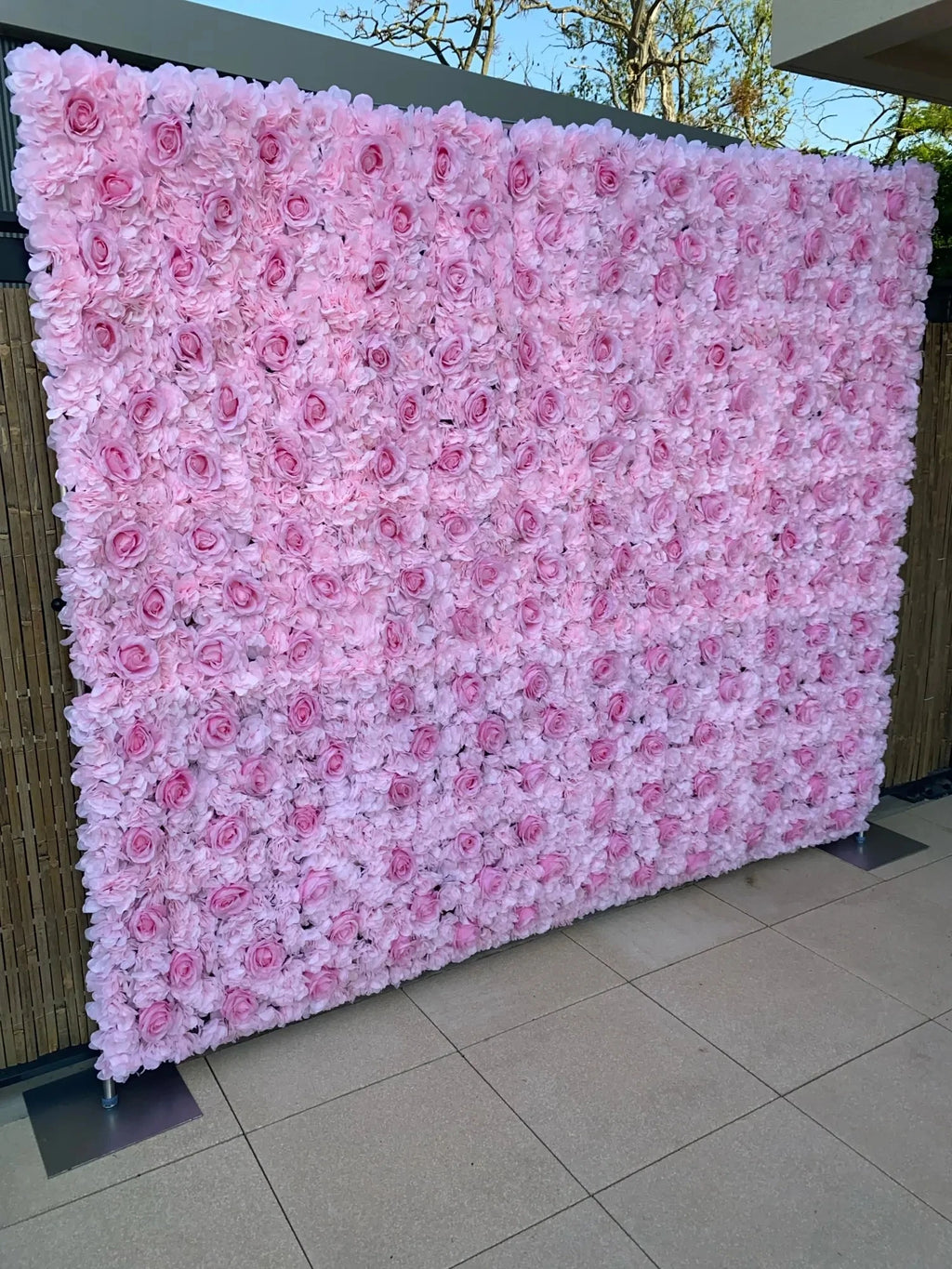 Decoración de fondo de pared con flores artificiales de rosas de seda rosa